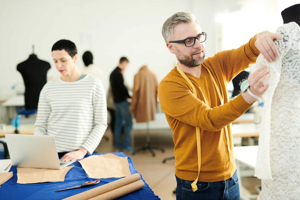 Illustration du métier : Retoucheur en habillement (h/f/x)
